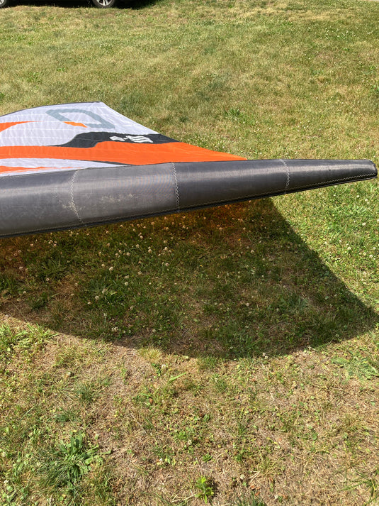 Right side wing tip topside