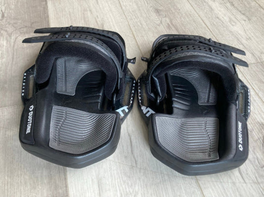 Green Hat Kiteboarding-Duotone Entity Black Edition Binding USED-Rear View of the Two Bindings