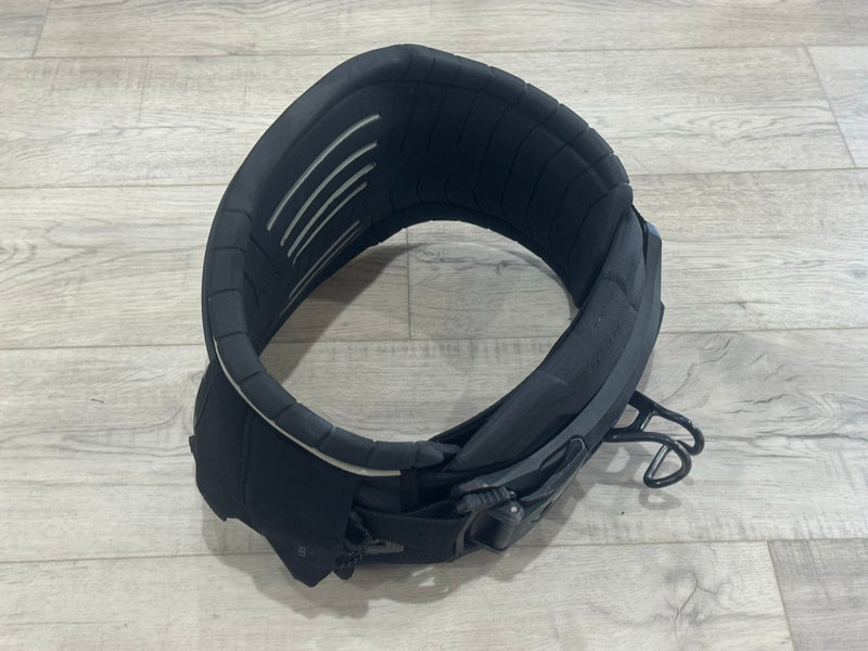 Load image into Gallery viewer, 2023/2024 Mystic Stealth Waist Harness W/Spreader Bar Medium USED
