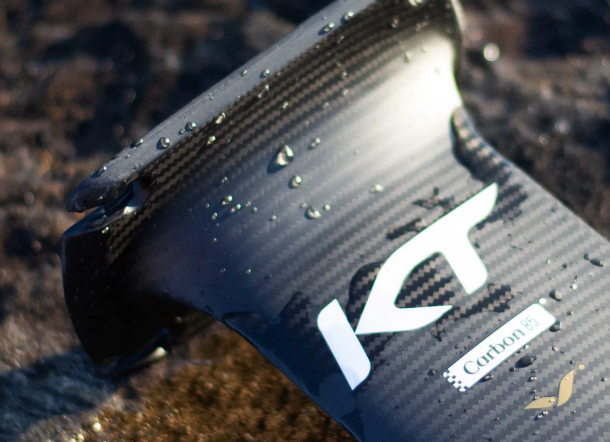 Load image into Gallery viewer, Green Hat Kiteboarding-KT Carbon Mast-Live Shot-Close Up View of Top Plate
