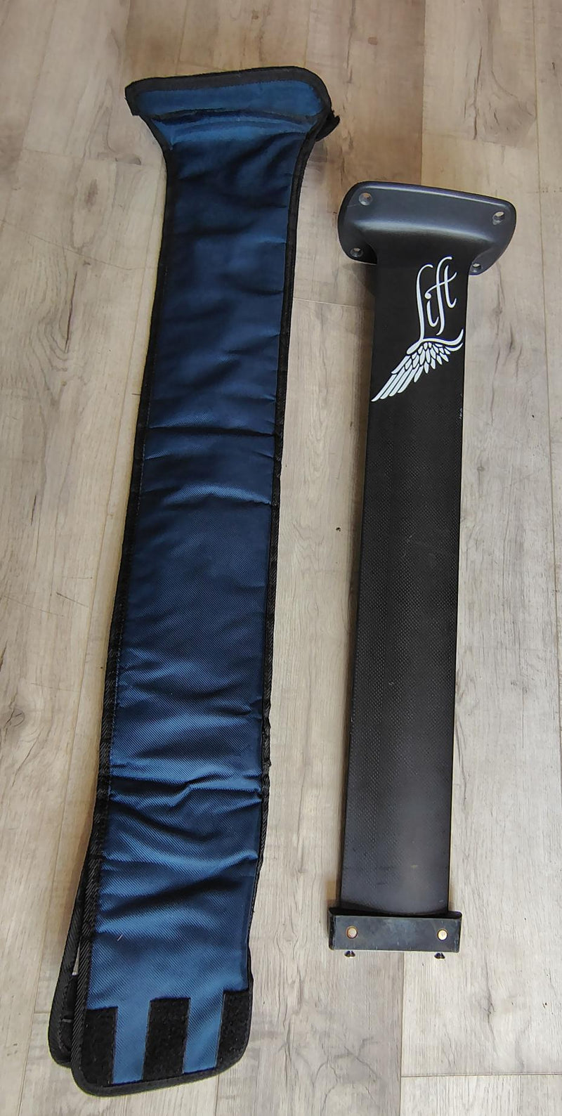 Load image into Gallery viewer, Green Hat Kiteboarding-Lift 170 Surf Complete Foil USED-Top View of Lift 32&#39;&#39; Mast With Cover
