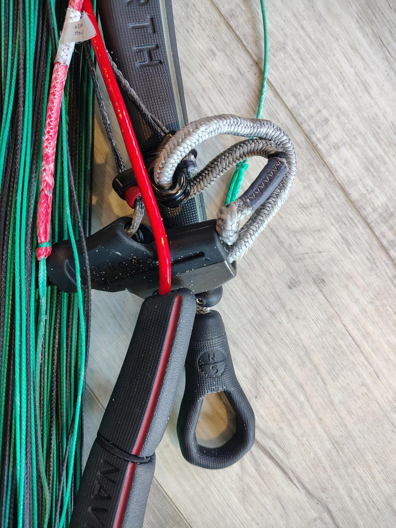 Load image into Gallery viewer, Green Hat Kiteboarding-North Navigator Pro Control Bar- Close UP View Depower Line
