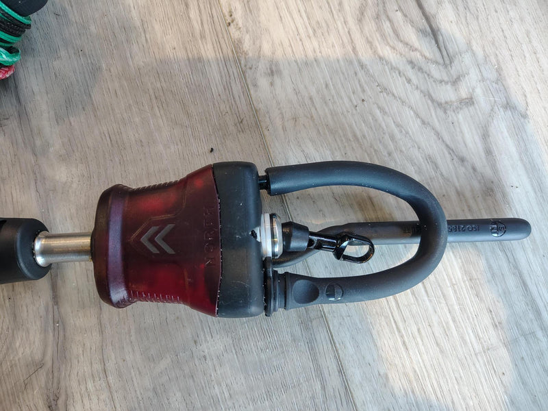 Load image into Gallery viewer, Green Hat Kiteboarding-North Navigator Pro Control Bar- Close Up of Chicken Loop
