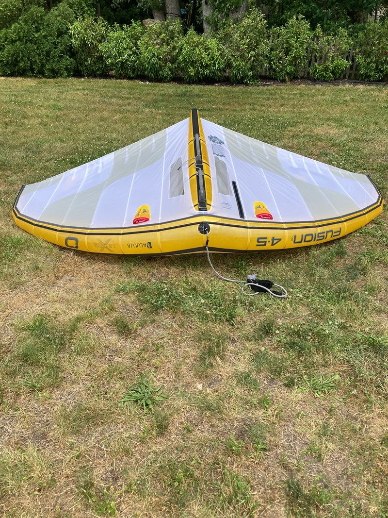 Load image into Gallery viewer, Front bottom side view of wing and leash.
