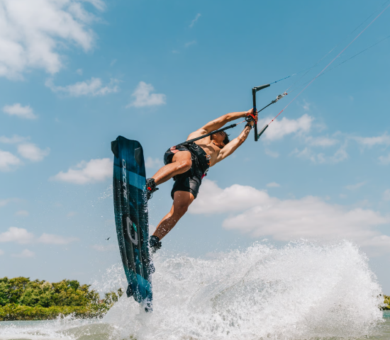 Load image into Gallery viewer, Green Hat Kiteboarding-Ozone Torque V4 Twin Tip-Action Shot-Unhooked Freestyle
