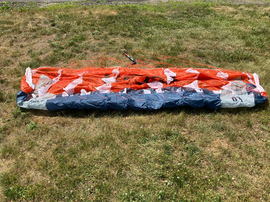 Front bottom side view of para wing.