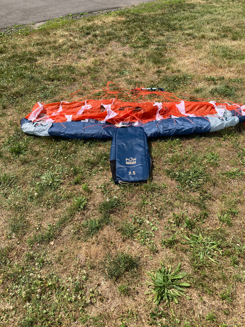 Load image into Gallery viewer, Front bottom side view of para wing and bag.
