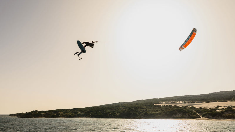 Load image into Gallery viewer, Green Hat Kiteboarding-Flysurfer SONIC5-Action Shot-Man in the Air on the SONIC5 Hydrofoiling
