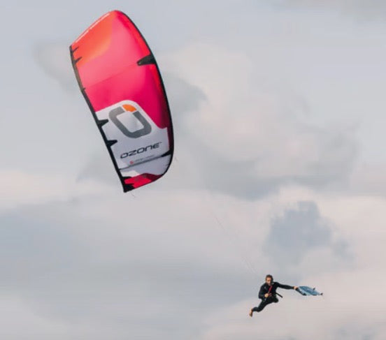 Load image into Gallery viewer, Green Hat Kiteboarding-Ozone Enduro V5 Kiteboarding Kite-RED-Action shot-Kiter Kitelooping Ozone Enduro Kite
