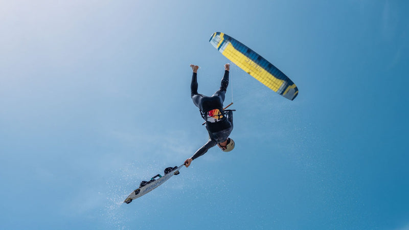 Load image into Gallery viewer, Green Hat Kiteboarding-Flysurfer SONIC5-Action Shot-Man in the Air on the SONIC5 

