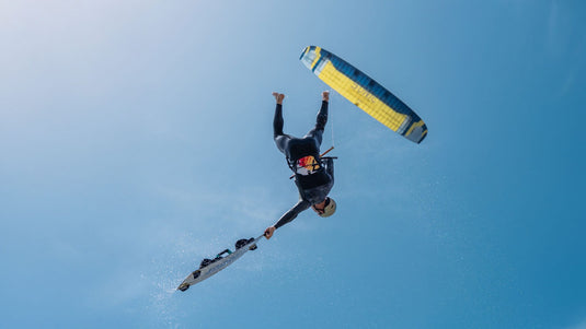 Green Hat Kiteboarding-Flysurfer SONIC5-Action Shot-Man in the Air on the SONIC5 