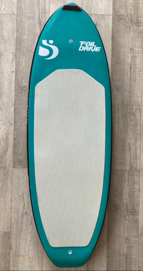 Load image into Gallery viewer, Green Hat Kiteboarding-Sunova X 4&#39;8 Foil Drive Foilboard USED-Top View on a Wooden Background
